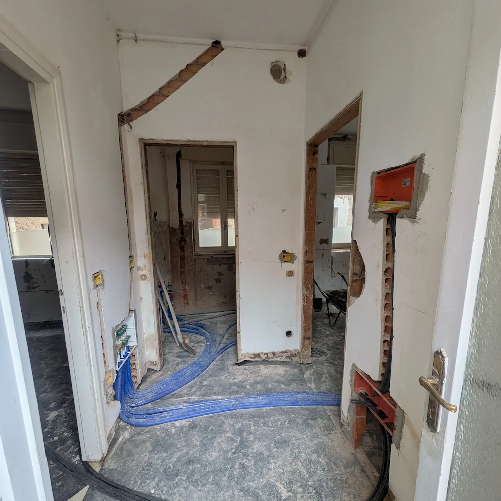 Ristrutturazione completa di un interno: muratura a vista durante i lavori