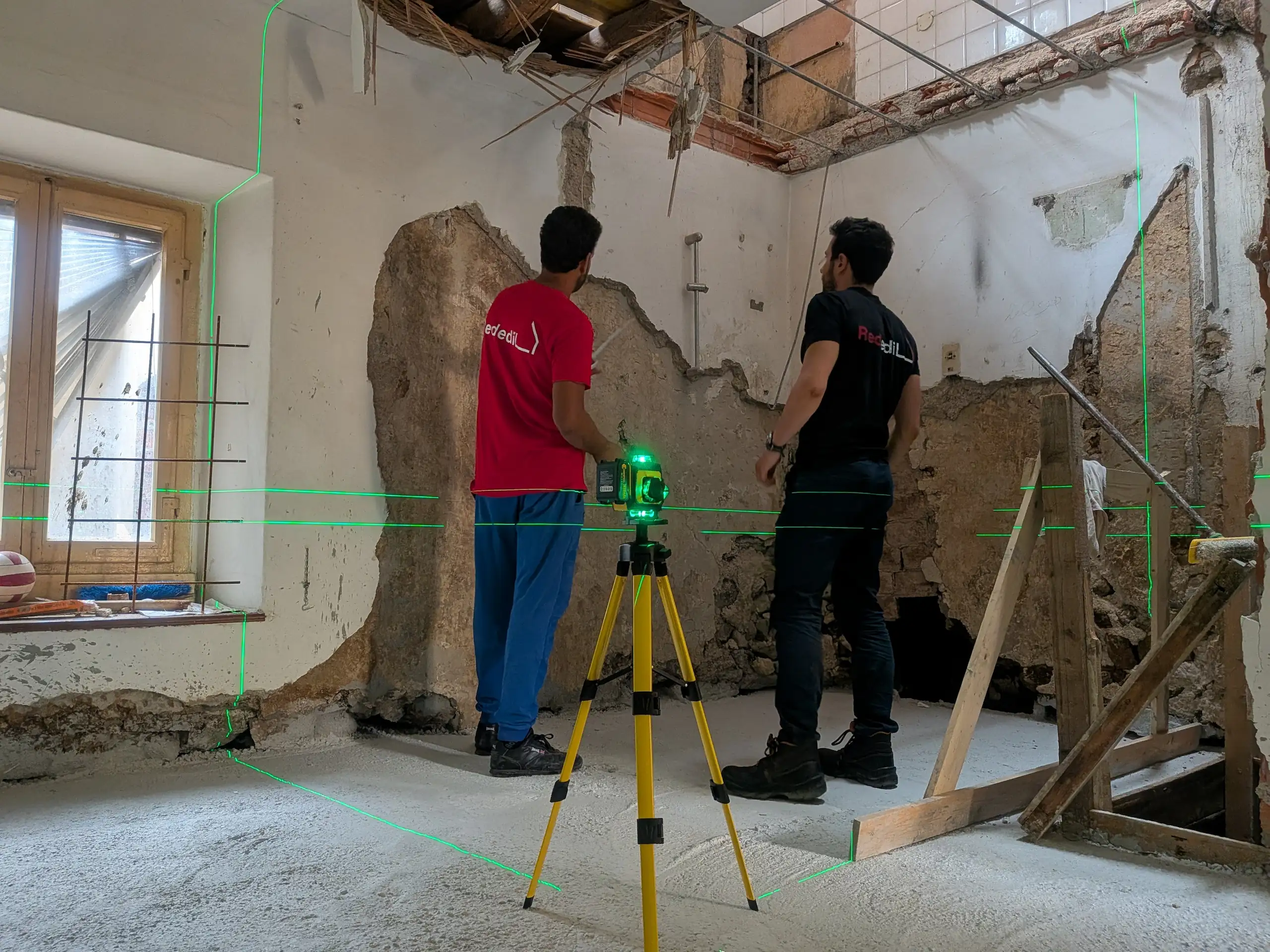 Muratori Rededil al lavoro in un cantiere di ristrutturazione a Varese